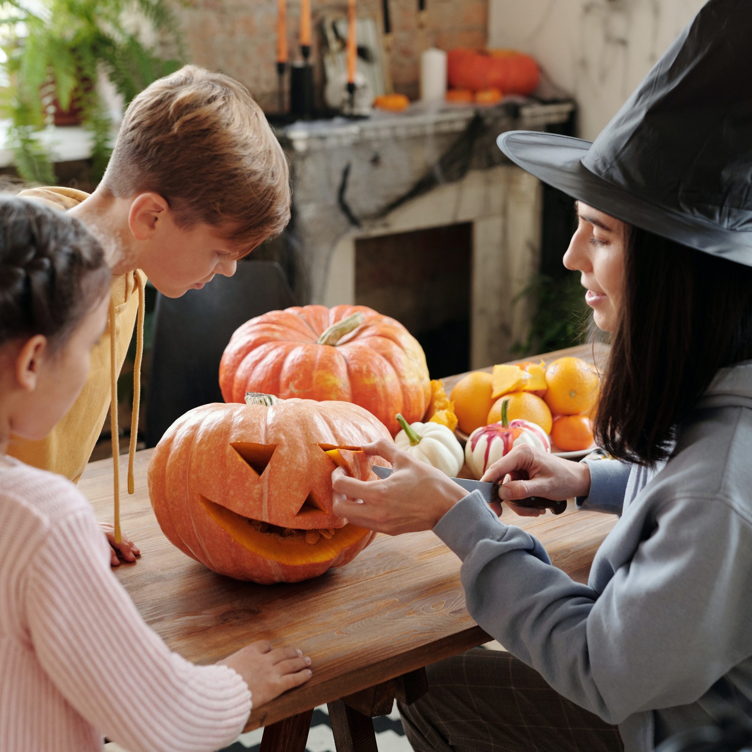 Carving pumkins is a great activity to do with kids